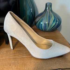 Else heels by Jennifer Lopez in Cream shimmer metallic. Size 10.